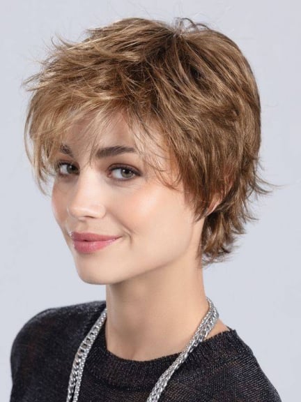 Perruque Open Perucci — coupe courte effilée, volume décoiffé et nuque travaillée