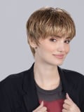 Perruque Tool coupe courte : frange droite, mèches effilées sur les côtés, effet méché pour un look moderne et naturel