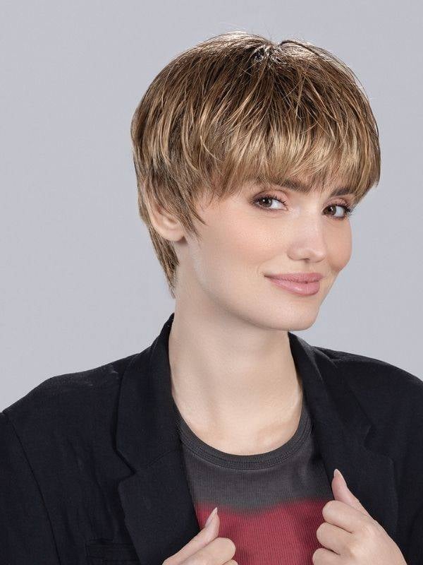 Perruque Tool coupe courte : frange droite, mèches effilées sur les côtés, effet méché pour un look moderne et naturel