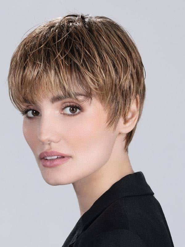 Perruque Tool coupe courte : frange droite, mèches effilées sur les côtés, effet méché pour un look moderne et naturel