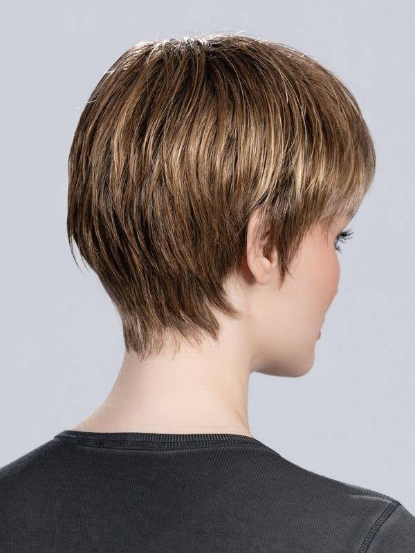 Perruque Tool coupe courte : frange droite, mèches effilées sur les côtés, effet méché pour un look moderne et naturel