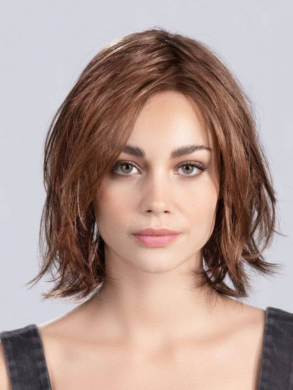 Découvrez United Mono Part — perruque mi‑longue soyeuse au carré dégradé et frange latérale