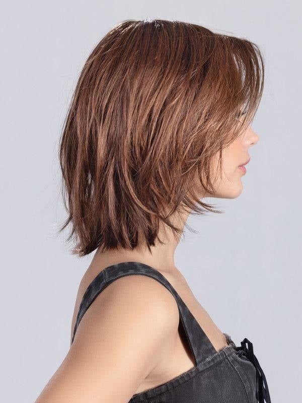 Découvrez United Mono Part — perruque mi‑longue soyeuse au carré dégradé et frange latérale