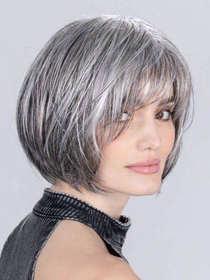 Découvrez Vista : carré mi‑long aux nuances naturelles et frange délicate