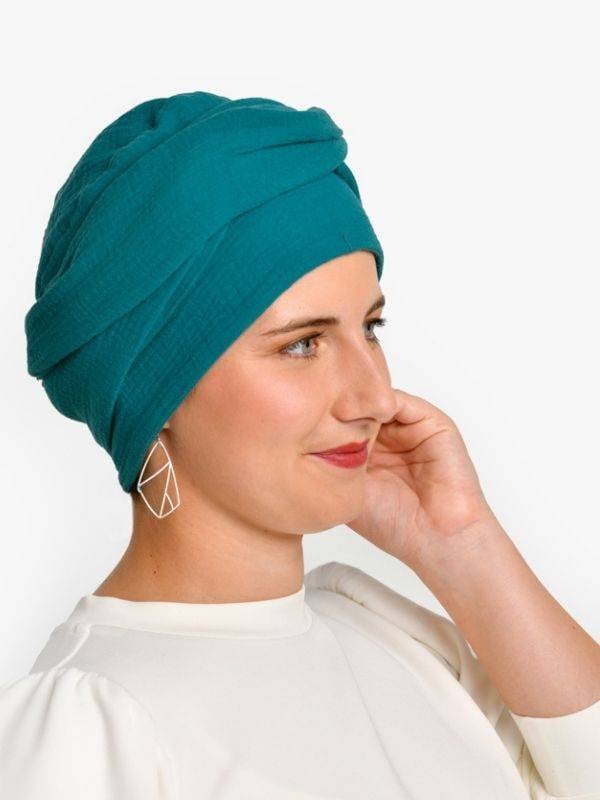Turban chimio Hannah Rosette La Vedette en gaze de coton aérée, base préformée, confortable et facile à nouer