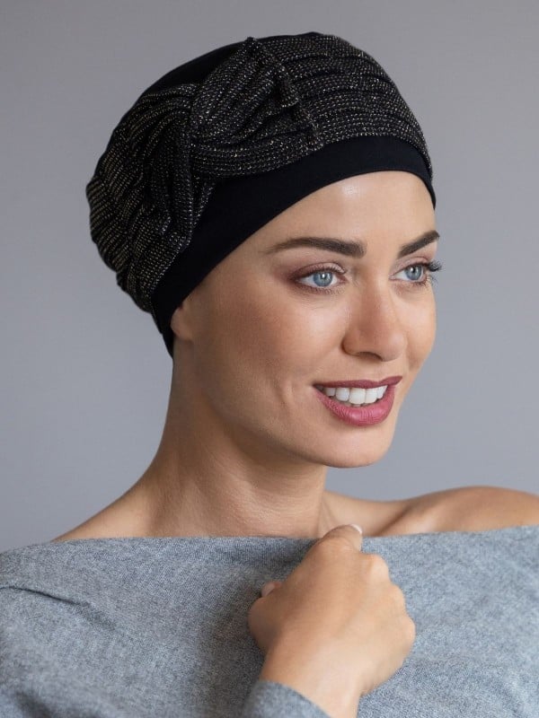 Turban Opéra NJ Création : turban léger avec grand nœud modulable pour un volume élégant, à porter sur le côté ou sur le dessus.