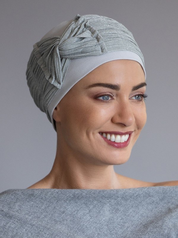 Turban Opéra NJ Création : turban léger avec grand nœud modulable pour un volume élégant, à porter sur le côté ou sur le dessus.