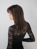 Perruque Carrie Perucci : longs cheveux lisses avec frange, effet naturel glamour et mouvement léger.