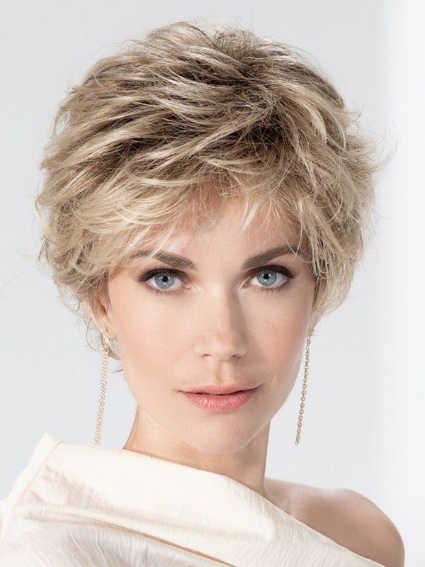 Perruque Charme Soft Ellen Wille : coupe courte chic, bordure invisible extra-longue et confort médical, rendu naturel.