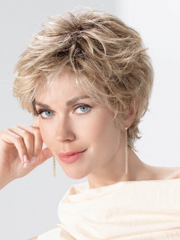 Perruque Charme Soft Ellen Wille : coupe courte chic, bordure invisible extra-longue et confort médical, rendu naturel.