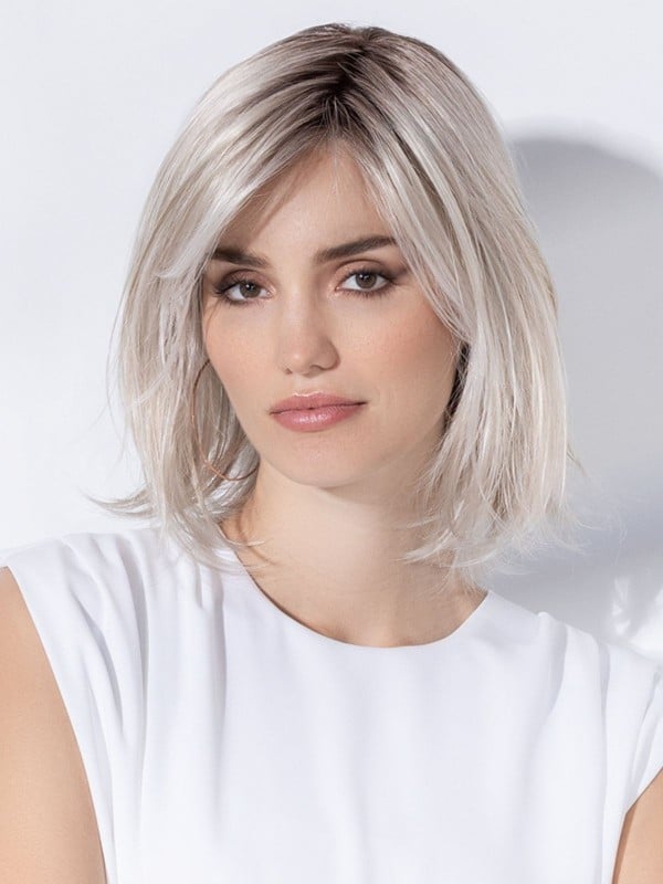 Perruque Icône Deluxe Ellen Wille : carré mi-long soyeux, tulle frontal extra-long, confort médical, rendu naturel et discret.