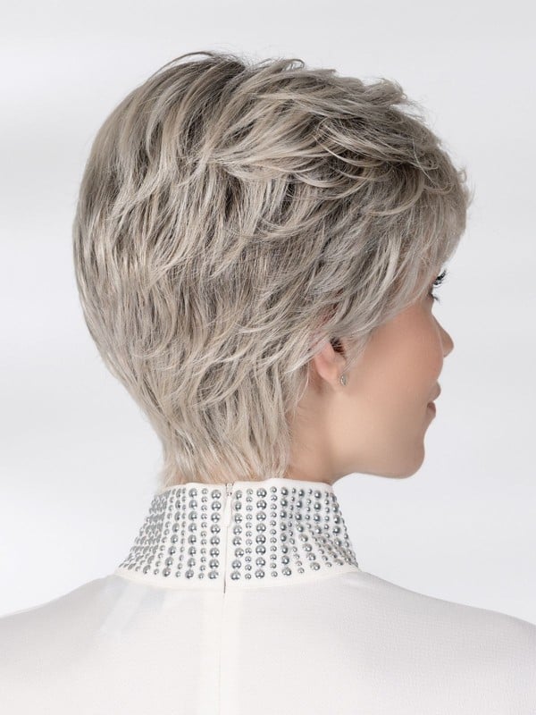 Perruque Posh Deluxe Ellen Wille : coupe courte nuque longue, tulle frontal extra-long, fibres synthétiques haut de gamme, effet