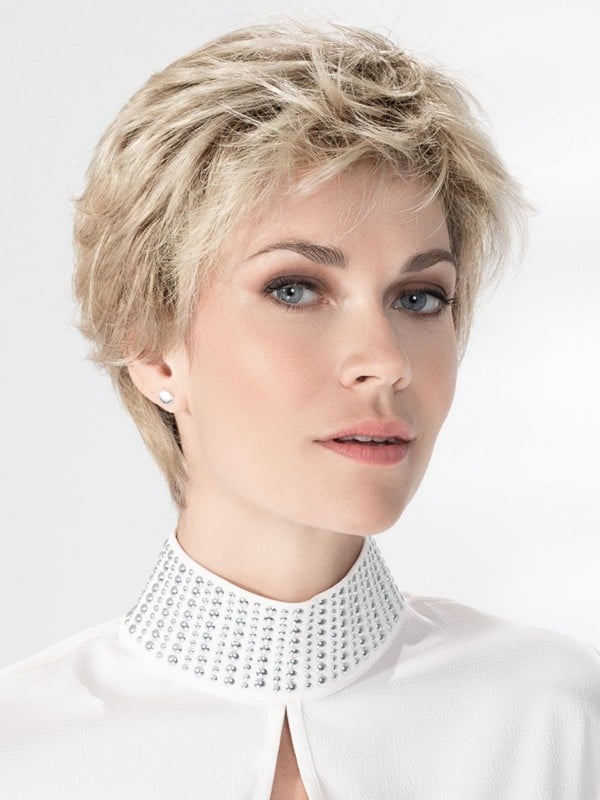 Perruque Posh Deluxe Ellen Wille : coupe courte nuque longue, tulle frontal extra-long, fibres synthétiques haut de gamme, effet