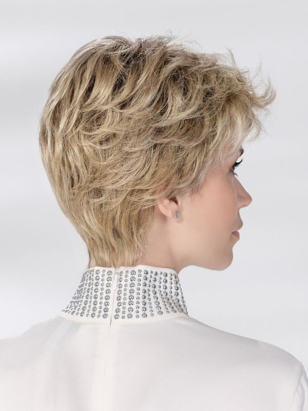 Perruque Posh Deluxe Ellen Wille : coupe courte nuque longue, tulle frontal extra-long, fibres synthétiques haut de gamme, effet