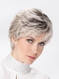 Perruque Posh Deluxe Ellen Wille : coupe courte nuque longue, tulle frontal extra-long, fibres synthétiques haut de gamme, effet