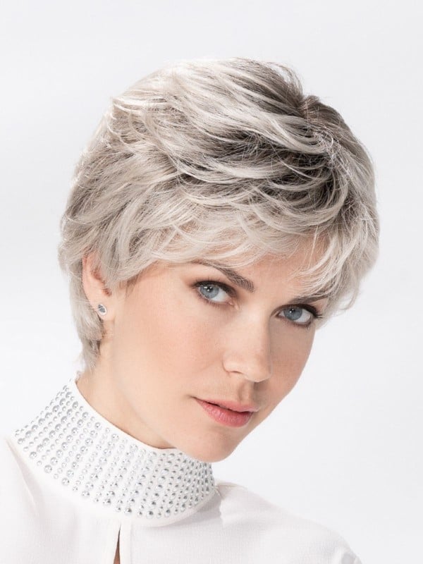 Perruque Posh Deluxe Ellen Wille : coupe courte nuque longue, tulle frontal extra-long, fibres synthétiques haut de gamme, effet
