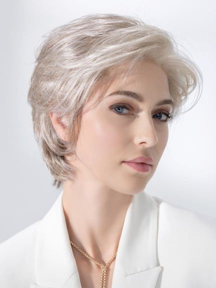 Perruque Satin Soft — courte, tulle frontal extra‑long, effet rooted et balayage mix