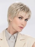 Perruque Select Soft Ellen Wille : coupe courte lisse, volume naturel, tulle frontal extra-long invisible, monture confort médic