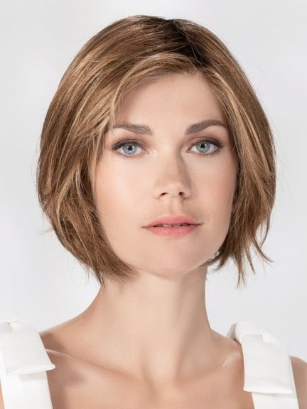 Admirez la Perruque Star Deluxe - carré effilé, bordure invisible et finition premium