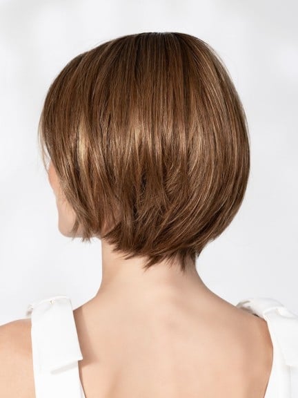 Admirez la Perruque Star Deluxe - carré effilé, bordure invisible et finition premium