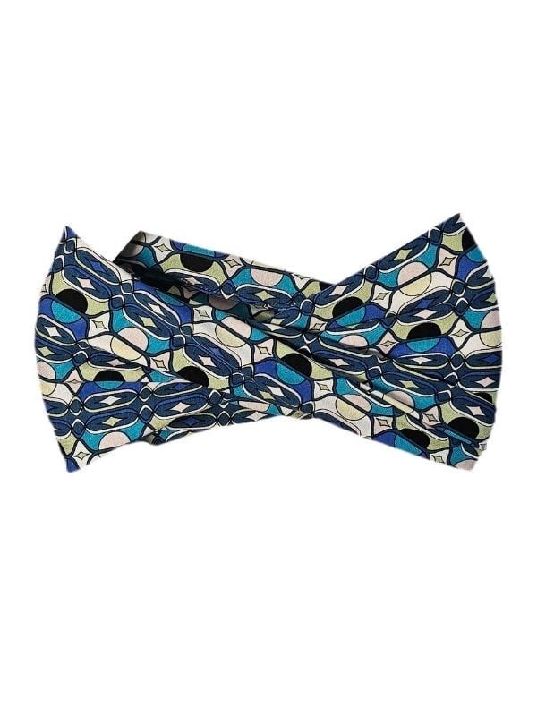 Bandeau Zoye Gisela Mayer en viscose douce, porté sur le bonnet Cap Nele Blue (réf. B-305).