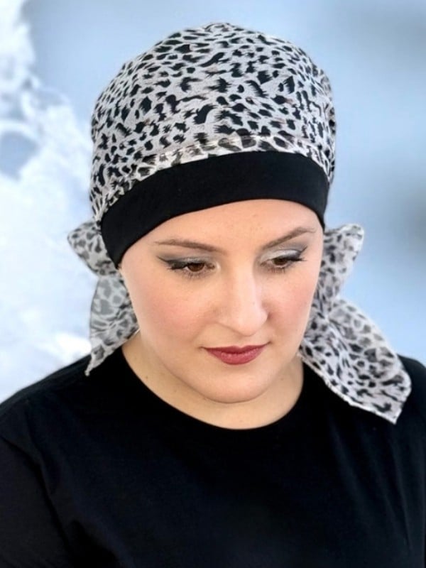 Foulard Ughet MM Paris : turban en coton déjà noué, motif fleuri, confortable et léger, idéal pendant la chimiothérapie.