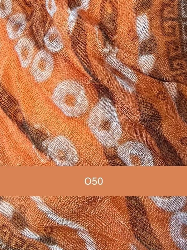 Foulard Ughet MM Paris : turban en coton déjà noué, motif fleuri, confortable et léger, idéal pendant la chimiothérapie.