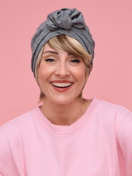 Adoptez le bonnet Baby Doll en coton doublé thermorégulant SPF 40 pour un confort et style naturel