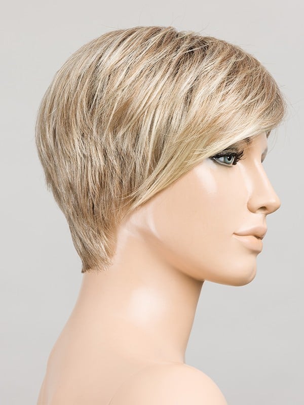 Perruque Point : coupe courte asymétrique avec longue frange, rendu naturel, plusieurs coloris disponibles (rooted/mix).