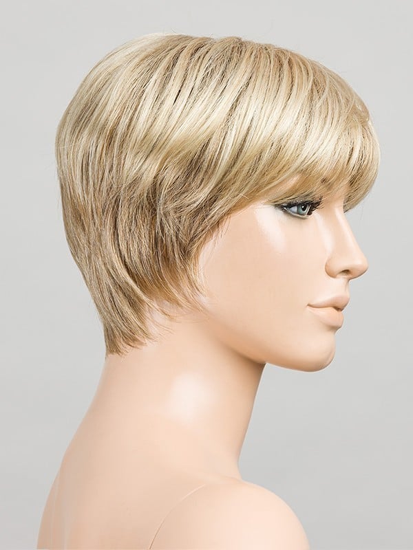 Perruque Tool coupe courte : frange droite, mèches effilées sur les côtés, effet méché pour un look moderne et naturel