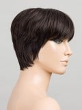 Perruque Tool coupe courte : frange droite, mèches effilées sur les côtés, effet méché pour un look moderne et naturel