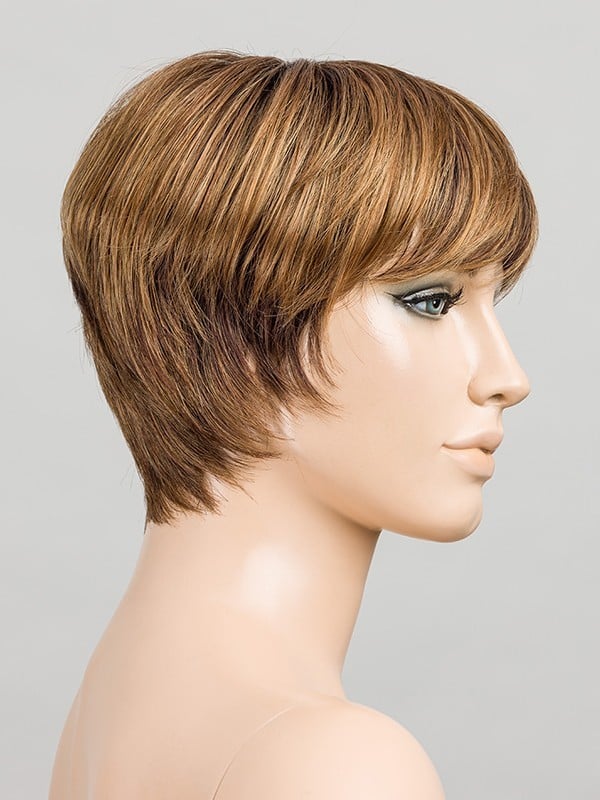 Perruque Tool coupe courte : frange droite, mèches effilées sur les côtés, effet méché pour un look moderne et naturel
