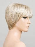 Perruque Tool coupe courte : frange droite, mèches effilées sur les côtés, effet méché pour un look moderne et naturel