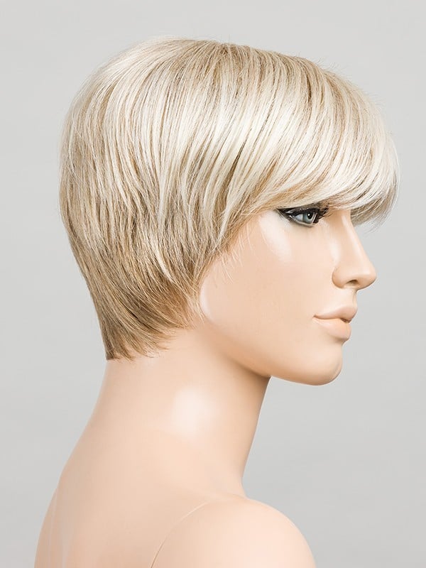 Perruque Tool coupe courte : frange droite, mèches effilées sur les côtés, effet méché pour un look moderne et naturel