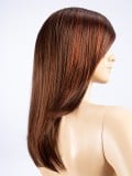Perruque Carrie Perucci : longs cheveux lisses avec frange, effet naturel glamour et mouvement léger.