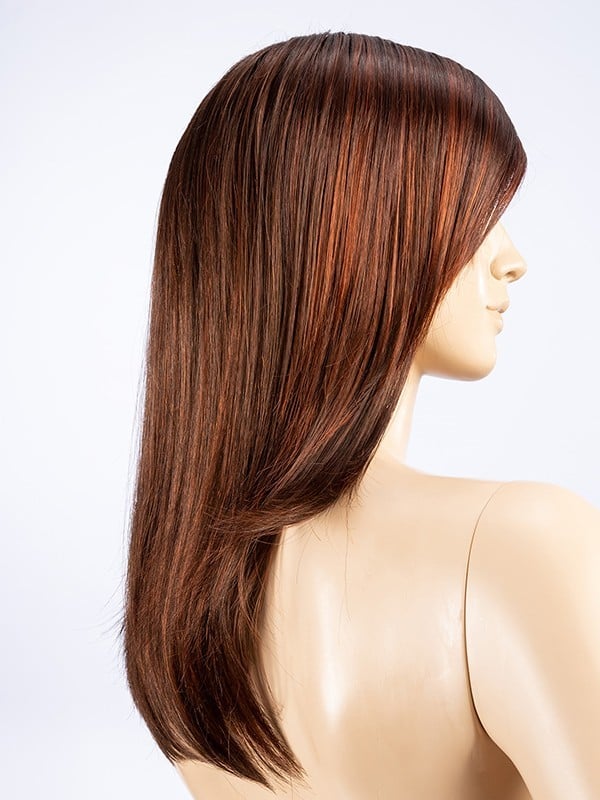 Perruque Carrie Perucci : longs cheveux lisses avec frange, effet naturel glamour et mouvement léger.