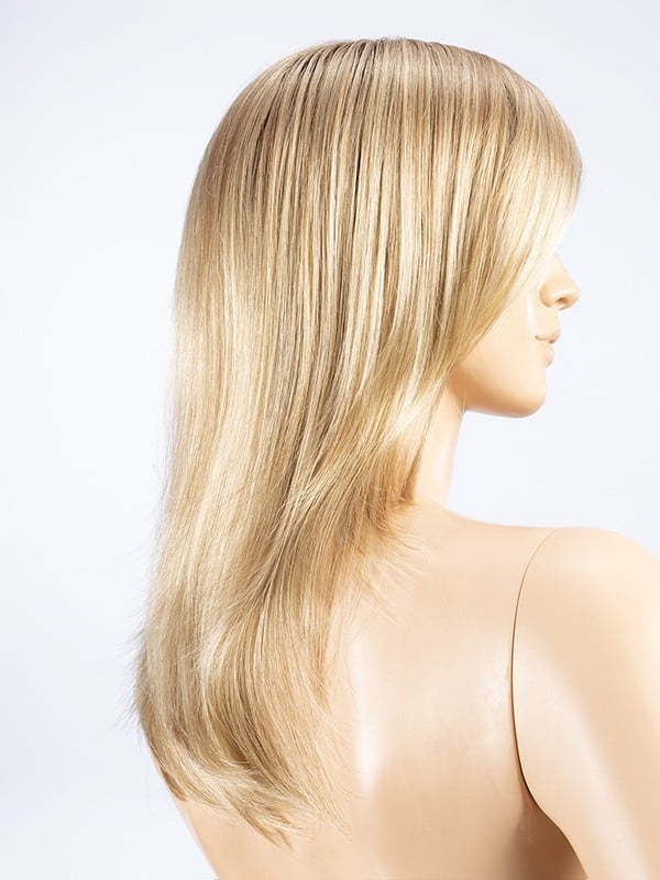 Perruque Carrie Perucci : longs cheveux lisses avec frange, effet naturel glamour et mouvement léger.