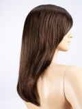 Perruque Carrie Perucci : longs cheveux lisses avec frange, effet naturel glamour et mouvement léger.