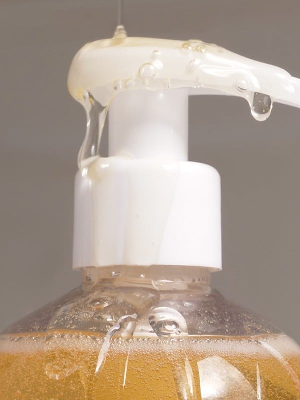 Huile lavante visage et corps MÊME 500ml, sans savon, 97% naturelle, hydrate et apaise les peaux fragilisées sous la douche.