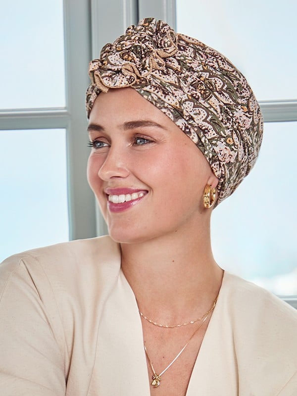 Bonnet turban Lotus Bambou Christine Headwear en viscose de bambou Caretech®, doux et respirant, avec fleur de lotus cousue.