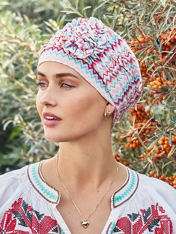 Bonnet turban Lotus Bambou Christine Headwear en viscose de bambou Caretech®, doux et respirant, avec fleur de lotus cousue.