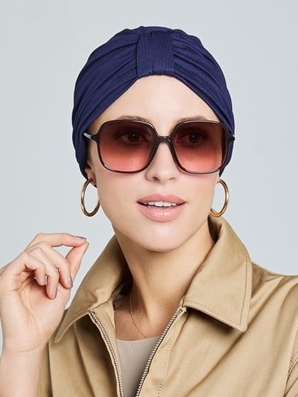 Adoptez le turban plissé Aktion, élégant et confortable