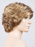 Perruque Alexis Ellen Wille : coupe ondulée chic, volume naturel, effet rooted (racines foncées) et mix (balayage)