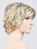 Perruque Alexis Ellen Wille : coupe ondulée chic, volume naturel, effet rooted (racines foncées) et mix (balayage)