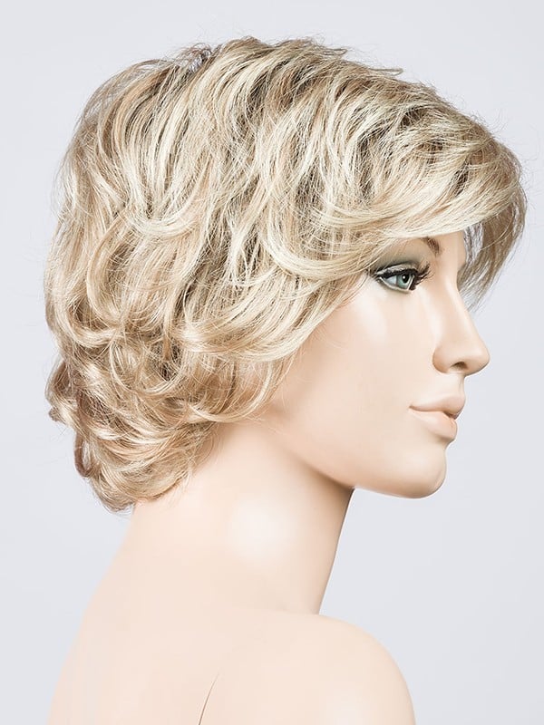 Perruque Alexis Ellen Wille : coupe ondulée chic, volume naturel, effet rooted (racines foncées) et mix (balayage)