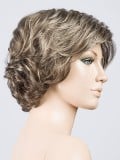 Perruque Alexis Ellen Wille : coupe ondulée chic, volume naturel, effet rooted (racines foncées) et mix (balayage)