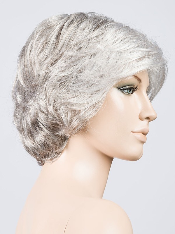 Perruque Alexis Ellen Wille : coupe ondulée chic, volume naturel, effet rooted (racines foncées) et mix (balayage)