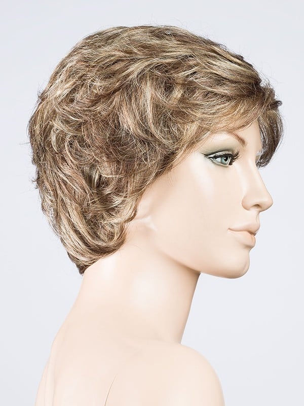 Perruque Alexis Deluxe Ellen Wille : ondulations volumineuses, effet racines foncées, look urbain glamour et confortable.