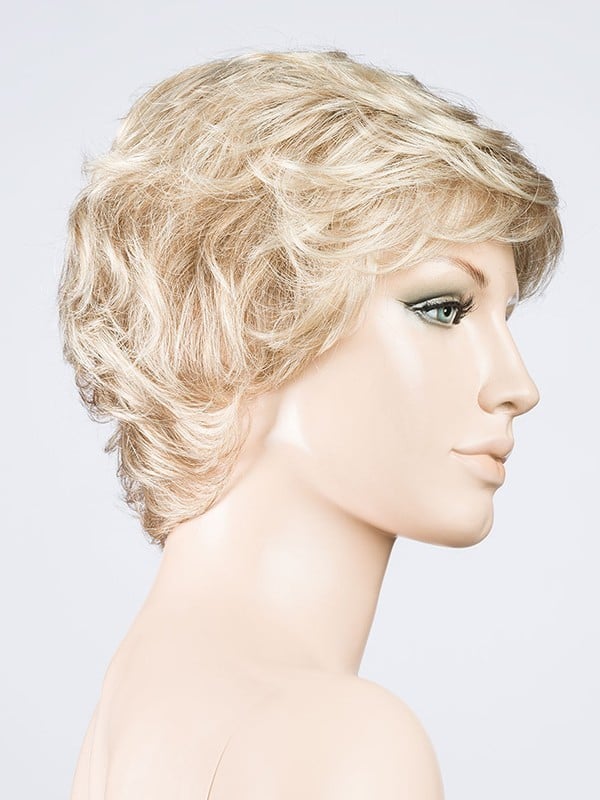 Perruque Alexis Deluxe Ellen Wille : ondulations volumineuses, effet racines foncées, look urbain glamour et confortable.
