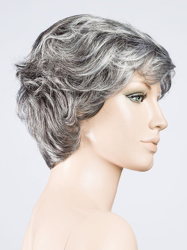 Perruque Alexis Deluxe Ellen Wille : ondulations volumineuses, effet racines foncées, look urbain glamour et confortable.